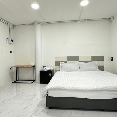Megun 10 L Apartment Bangkok Luaran gambar